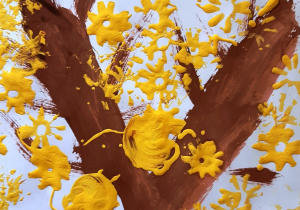 Hubert J. namalował farbami drzewo z żółtymi liśćmi.
